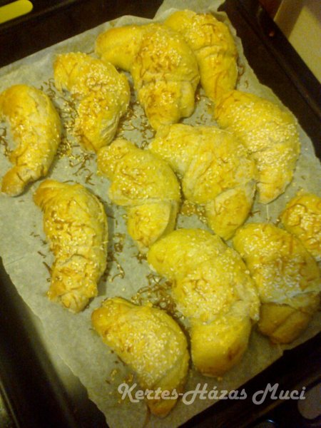 sajtos kelt kifli croissant